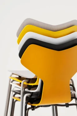 Fritz Hansen Spisebordsstole<3130 Grand Prix stol i farvet ask af Arne Jacobsen