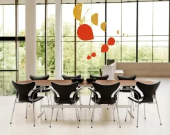 Fritz Hansen Spisebordsstole<3208 Liljen med armlæn af Arne Jacobsen