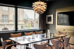 Fritz Hansen Spisebordsstole<3208 Liljen med armlæn af Arne Jacobsen