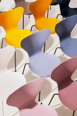 Fritz Hansen Spisebordsstole<3107 Serie 7 stol i farvet ask af Arne Jacobsen