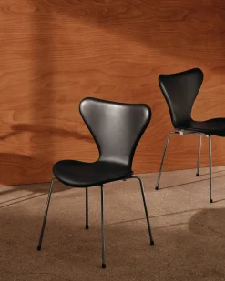 Fritz Hansen Spisebordsstole<3107 stol, fuldpolstret Essential læder lava/sort stel af Arne Jacobsen