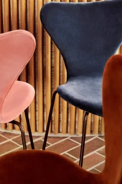 Fritz Hansen Spisebordsstole<3107 Stol, fuldpolstret velour af Arne Jacobsen