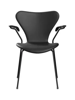 Fritz Hansen Spisebordsstole<3207 stol m/armlæn, fuldpolstret Essential læder sort/sort stel af Arne Jacobsen