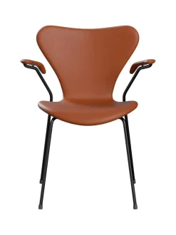 Fritz Hansen Spisebordsstole<3207 stol m/armlæn, fuldpolstret Essential læder valnød/sort stel af Arne Jacobsen