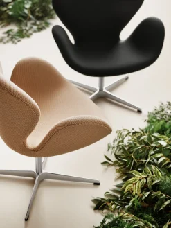 Fritz Hansen Lænestole<3320 Svanen i læder af Arne Jacobsen