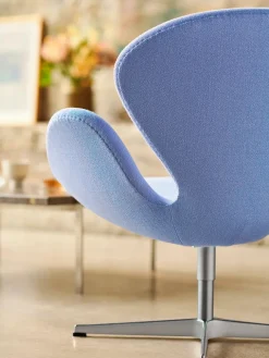 Fritz Hansen Lænestole<3320 Svanen i læder af Arne Jacobsen