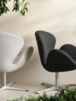 Fritz Hansen Lænestole<3320 Svanen i læder af Arne Jacobsen