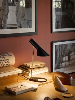 Louis Poulsen Spots<AJ Mini Table Lamp, black/brass af Arne Jacobsen