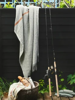 Silkeborg Uldspinderi Gaver Til Ham|Puder Og Plaider<Alrø Plaid, grey navy fra