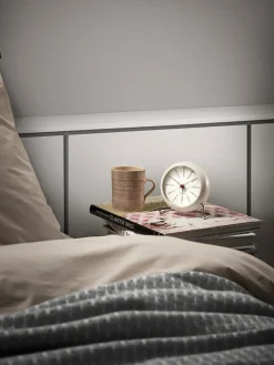 Arne Jacobsen Clocks Gaver Til Ham<Bankers Bordur, hvid af Arne Jacobsen