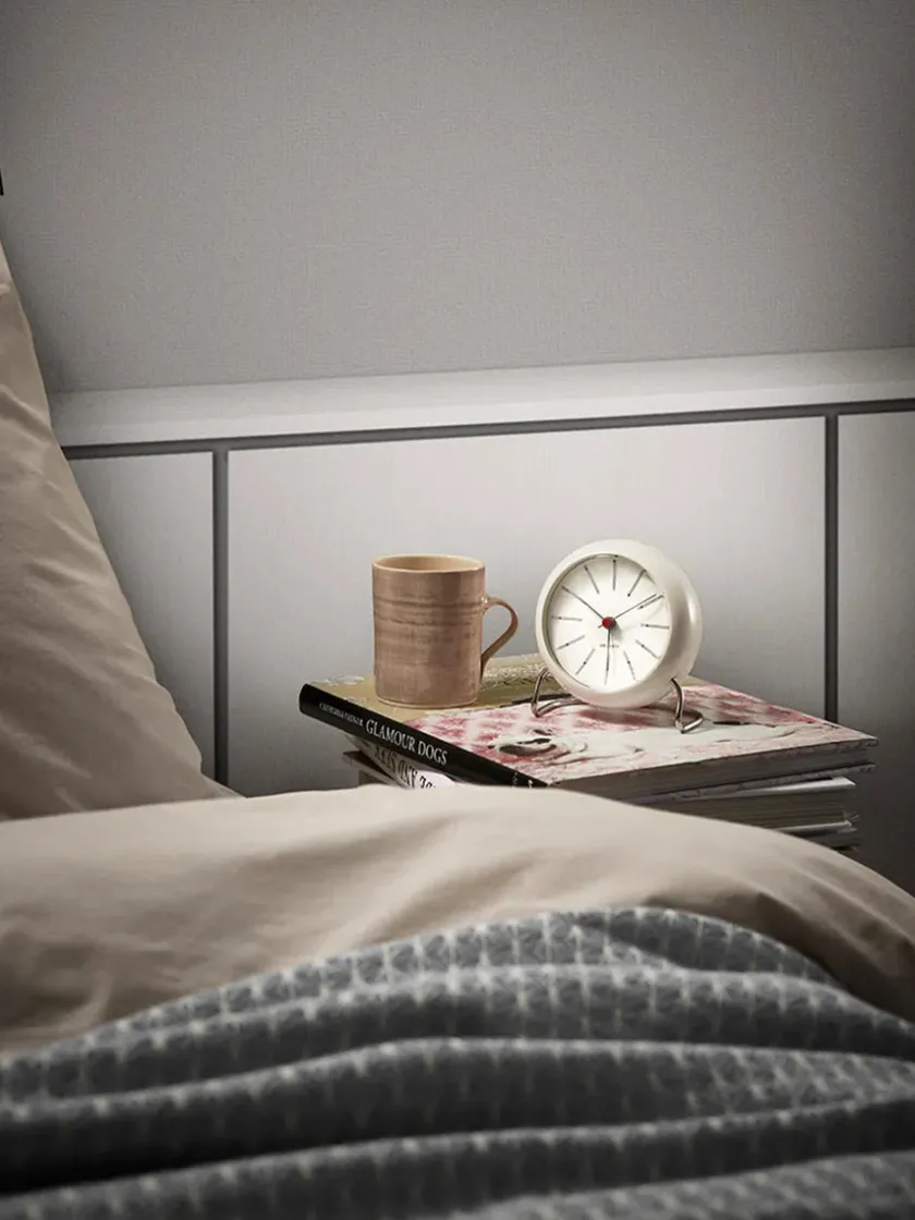 Arne Jacobsen Clocks Gaver Til Ham<Bankers Bordur, hvid af Arne Jacobsen