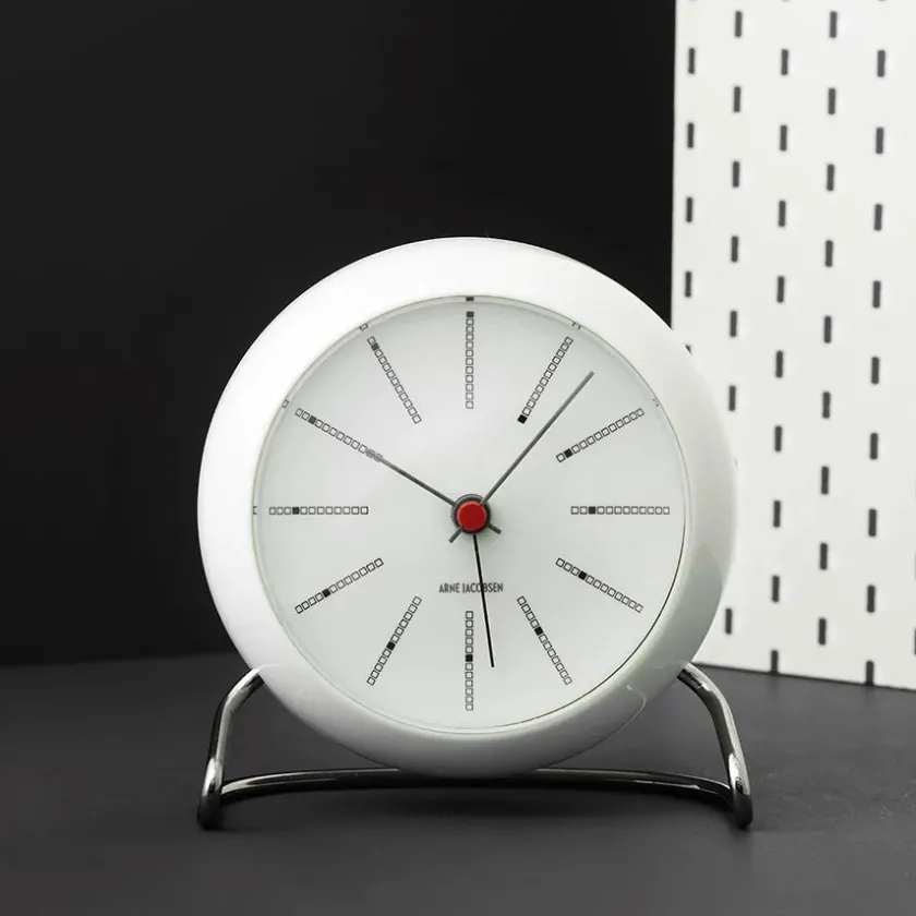 Arne Jacobsen Clocks Gaver Til Ham<Bankers Bordur, hvid af Arne Jacobsen
