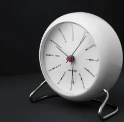Arne Jacobsen Clocks Gaver Til Ham<Bankers Bordur, hvid af Arne Jacobsen