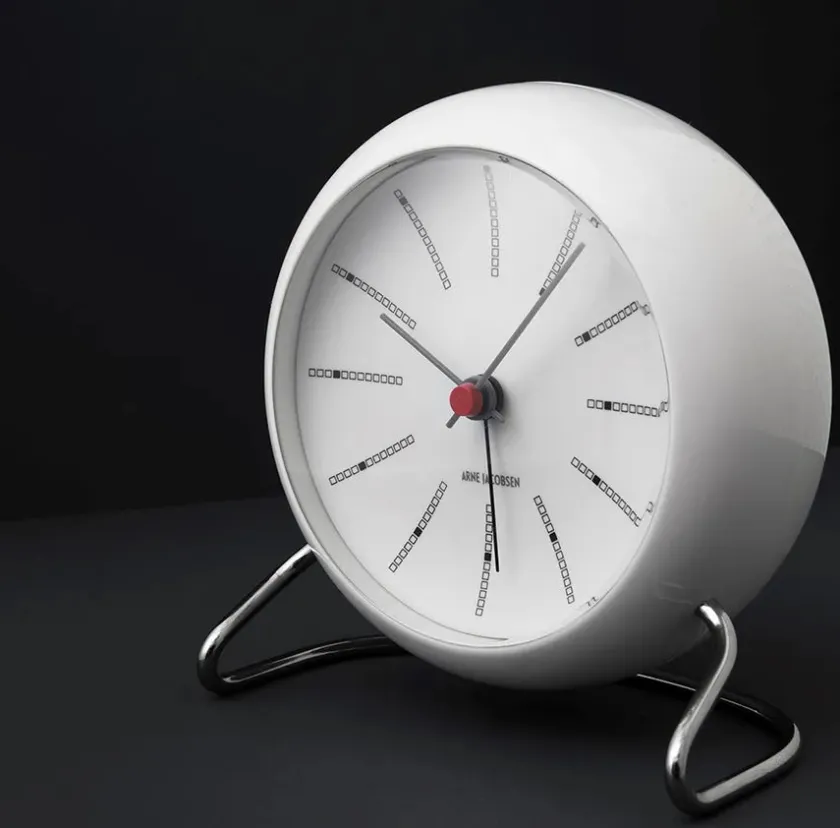 Arne Jacobsen Clocks Gaver Til Ham<Bankers Bordur, hvid af Arne Jacobsen