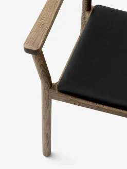 &Tradition Spisebordsstole<Betty TK11 Spisebordsstol, røget eg/sort læder fra