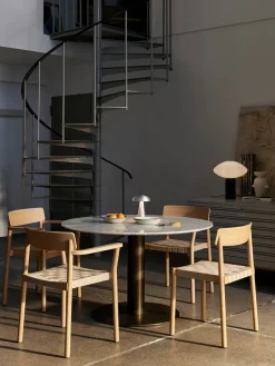 &Tradition Spisebordsstole<Betty TK11 Spisebordsstol, røget eg/sort læder fra