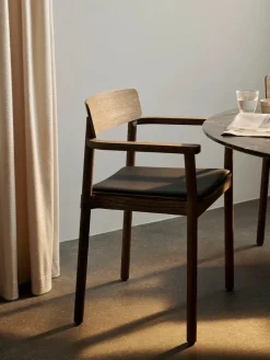 &Tradition Spisebordsstole<Betty TK11 Spisebordsstol, røget eg/sort læder fra
