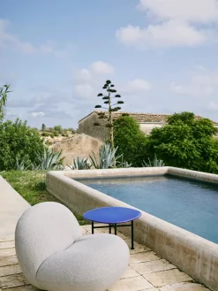 GUBI Sofaborde<Carmel Coffee Table, pacific blue i 60 x 60 cm fra