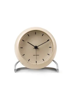 Arne Jacobsen Clocks Gaver Til Ham<City Hall Bordur, sandy beige af Arne Jacobsen
