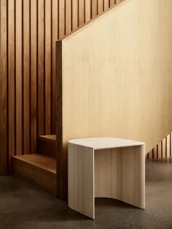 Fritz Hansen Skamler<CM210 Taburet, fyrretræ af Cecilie Manz