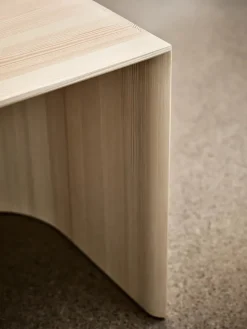 Fritz Hansen Skamler<CM210 Taburet, fyrretræ af Cecilie Manz