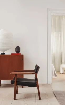 Fredericia Furniture Lænestole<Den Spanske Stol i naturfarvet læder, valnød olie af Børge Mogensen