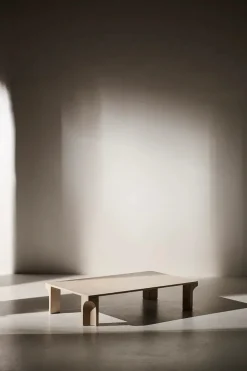 GUBI Sofaborde<Doric Coffee Table 140 x 80 cm, Neutral White Travertine fra