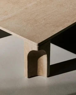 GUBI Sofaborde<Doric Coffee Table 80 x 80 cm, Neutral White Travertine fra
