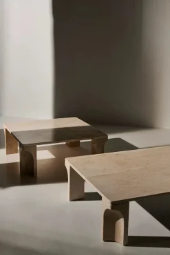 GUBI Sofaborde<Doric Coffee Table 80 x 80 cm, Neutral White Travertine fra