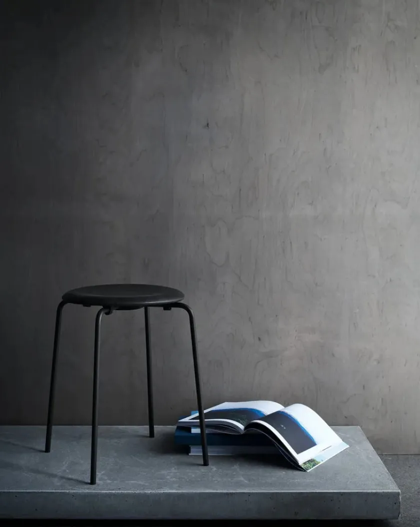 Fritz Hansen Skamler<Dot skammel, sort af Arne Jacobsen