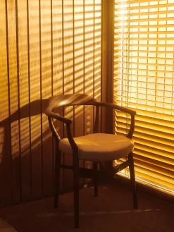 House of Finn Juhl Spisebordsstole<FJ 44 stol, eg olie/vegetal læder af Finn Juhl