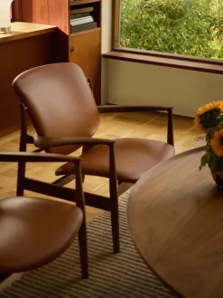 House of Finn Juhl Lænestole<France Chair, eg klar olie af Finn Juhl