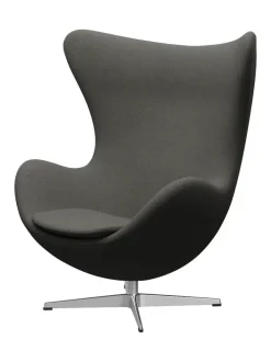 Fritz Hansen Lænestole<Ægget, sort læder/aluminium af Arne Jacobsen