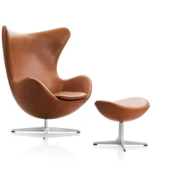 Fritz Hansen Lænestole<Ægget, Valnød Grace læder, med returdrej inkl. skammel af Arne Jacobsen