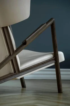 House of Finn Juhl Lænestole<Græshoppestolen af Finn Juhl