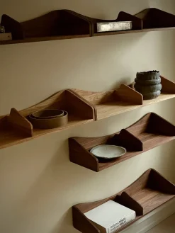 House of Finn Juhl Hylder<Hulsø Hylde, olieret valnød af Finn Juhl