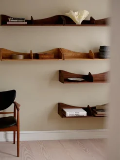 House of Finn Juhl Hylder<Hulsø Hylde, olieret valnød af Finn Juhl