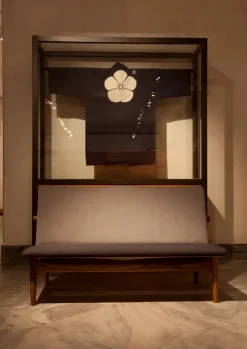 House of Finn Juhl Sofaer<Japan 2 pers. sofa, valnød af Finn Juhl