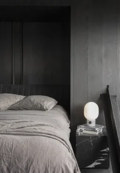 Audo Copenhagen Spots<JWDA Table Lamp, red travertine stone fra