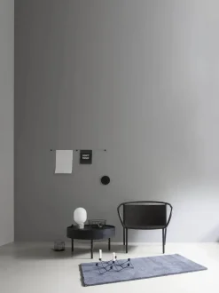 Audo Copenhagen Spots<JWDA Table Lamp, red travertine stone fra