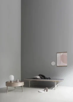 Audo Copenhagen Spots<JWDA Table Lamp, red travertine stone fra