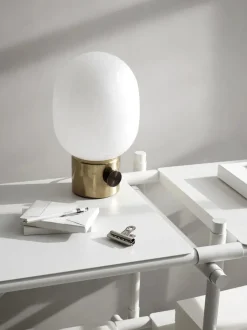 Audo Copenhagen Spots<JWDA Table Lamp, red travertine stone fra