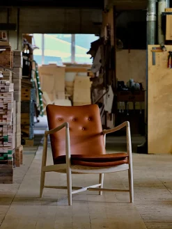 House of Finn Juhl Lænestole<Kaminstolen, valnød af Finn Juhl