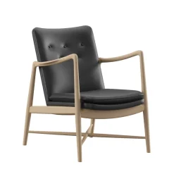 House of Finn Juhl Lænestole<Kaminstolen, valnød af Finn Juhl