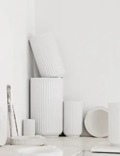 Lyngby Porcelæn Vaser<Lyngbyvasen i rød, H15,5 cm fra