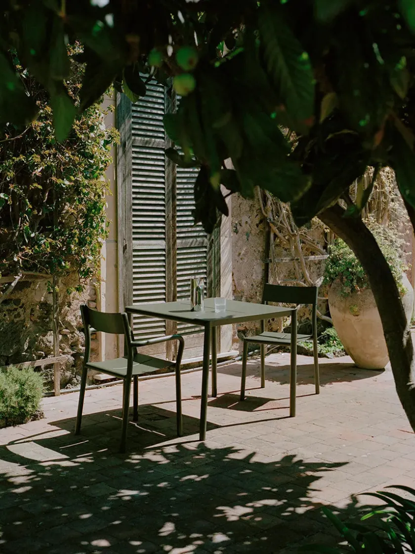 New Works Havemøbelsæt<May sæt, 2 stole og bord 85x85 i dark green fra