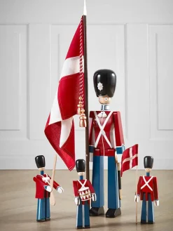 Kay Bojesen Gaver Til Ham|Figurer<Mellem Fanebærer af