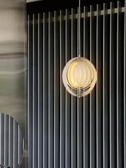 Verpan Spots|Pendler<Moon Acrylic Pendant, Ø34 af Verner Panton