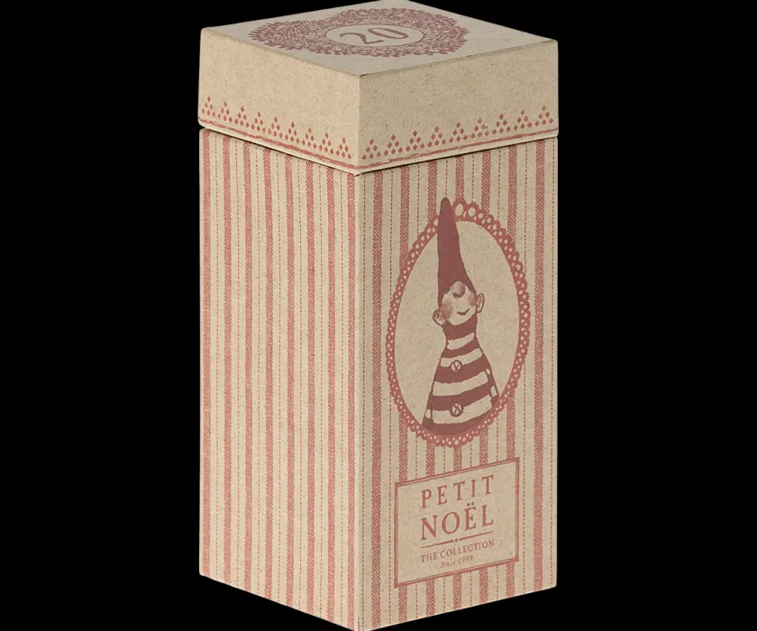 Maileg Nisser<Noilly Noël, No. 32 Nissedreng med rød julekugle fra 2025