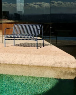 HAY Havebænke<Palissade Dining Bench med armlæn, antracit fra